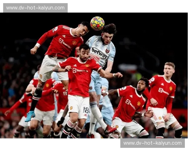 伦敦碗的咆哮：当“铁锤帮”遇上“红魔”，谁才是英伦赛场的真正主角？